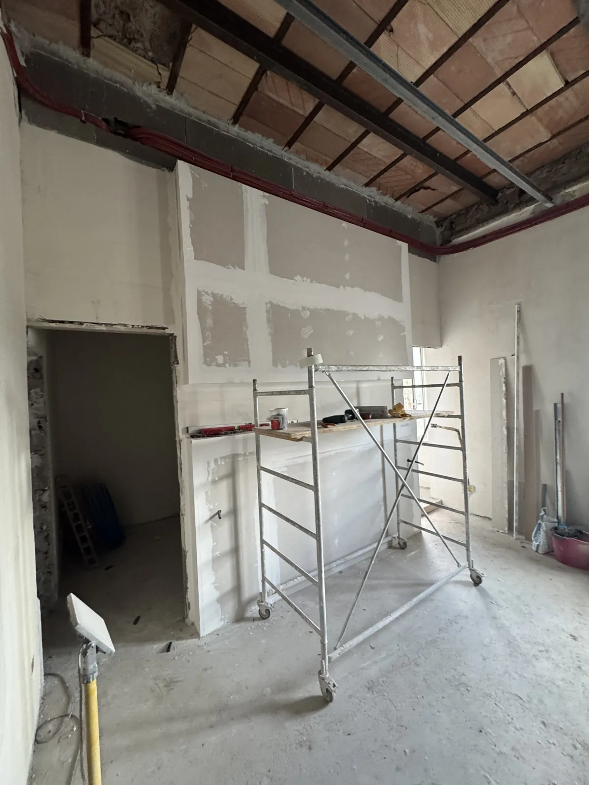 Soffitto in legno con trabattello durante una ristrutturazione