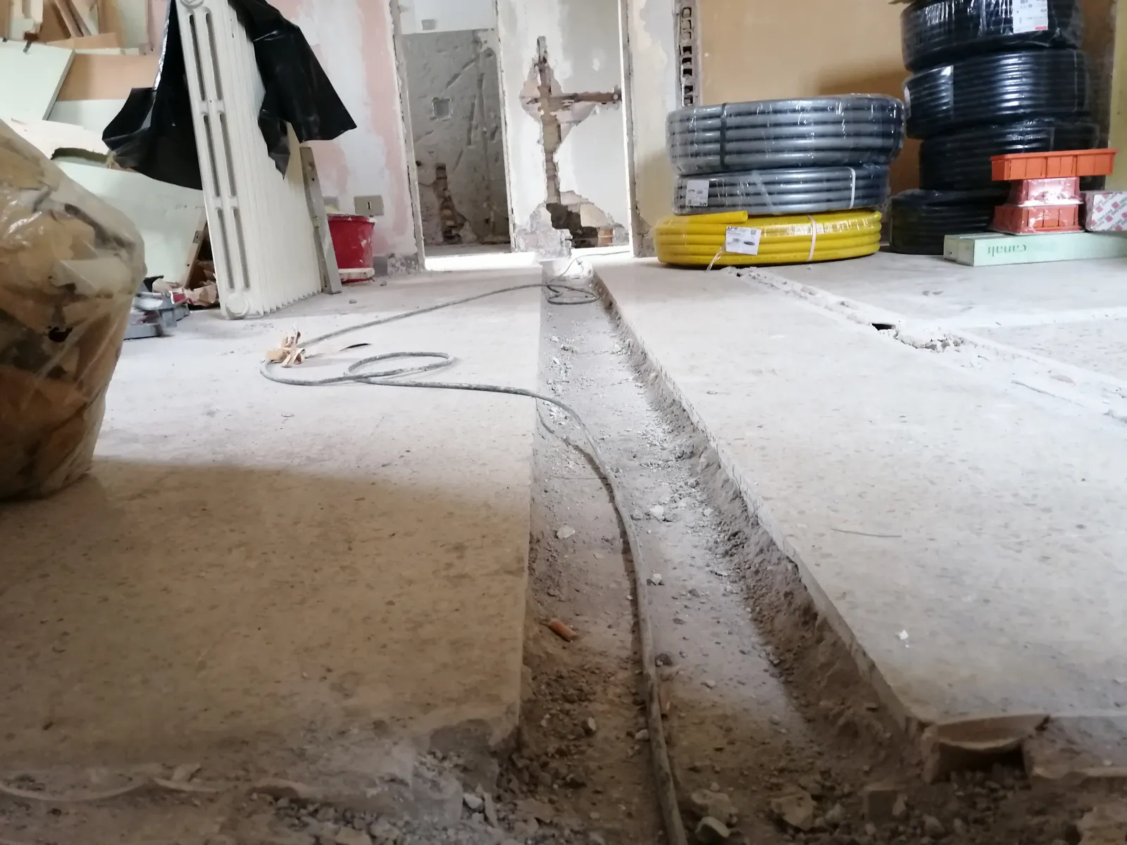 Traccia a pavimento per i nuovi impianti durante i lavori di una CILA a Roma