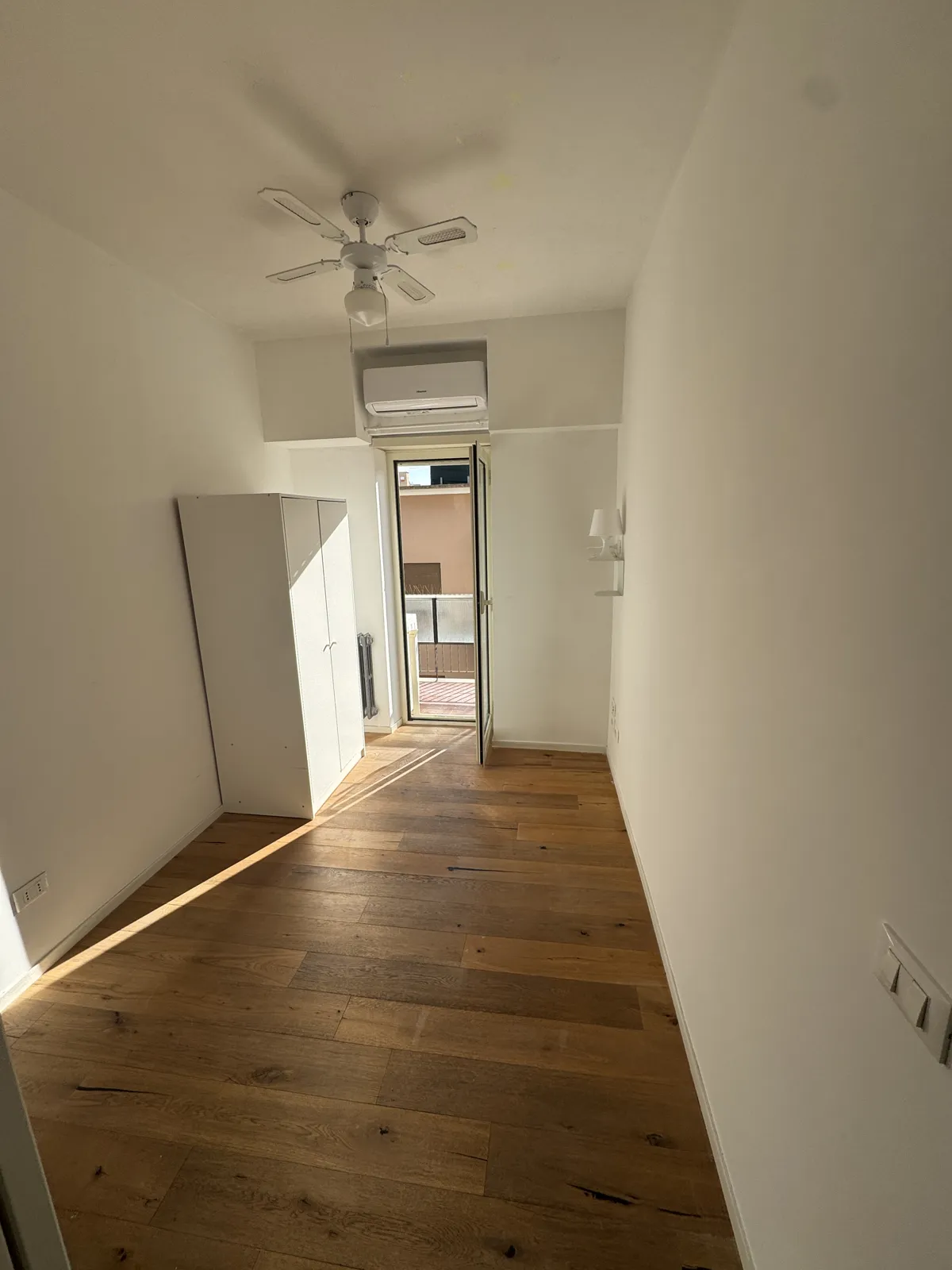 Stanza finita con parquet in rovere e porta finestra